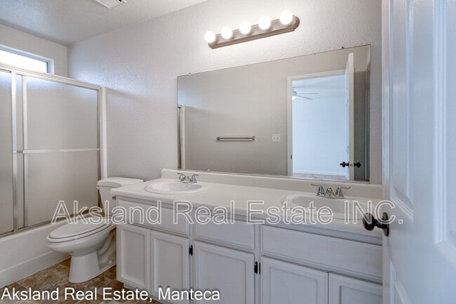 Building Photo - 15046 Cambridge Dr