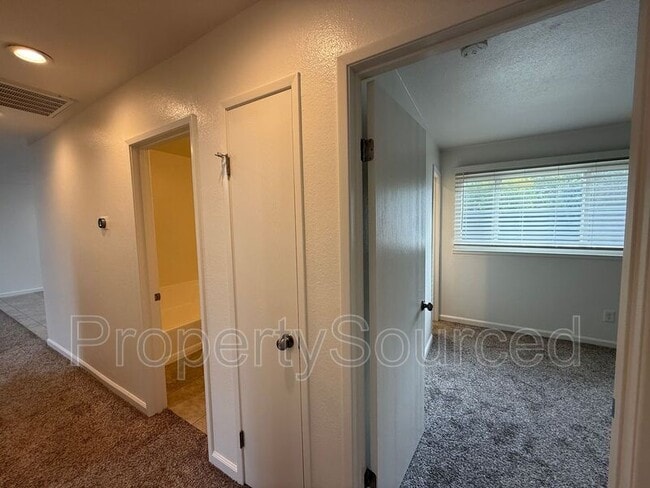 Building Photo - 426 J St