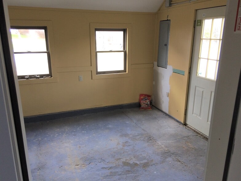 Building Photo - 241 Knights Pond Rd