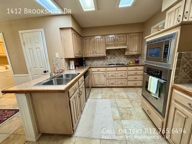 Building Photo - 1412 Brookshire Dr