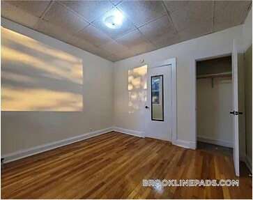 Building Photo - 364 Riverway