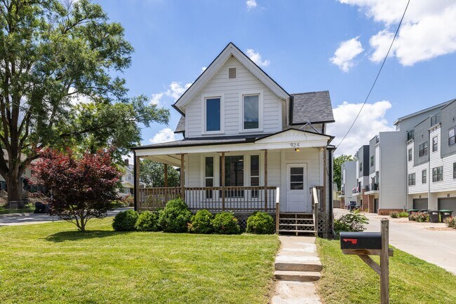 Building Photo - 5 Bedroom 2.5 Bath Midtown Home