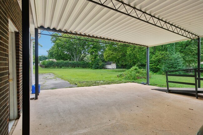 Building Photo - 8024 Regency Dr