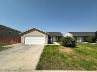 Building Photo - 3bed, 2bath 1,160sq.ft. 2car garage home i...