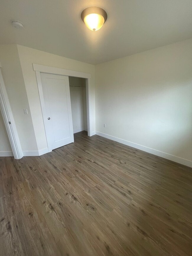 Building Photo - Stunning Three Bedroom Town Home In Lebanon OR!