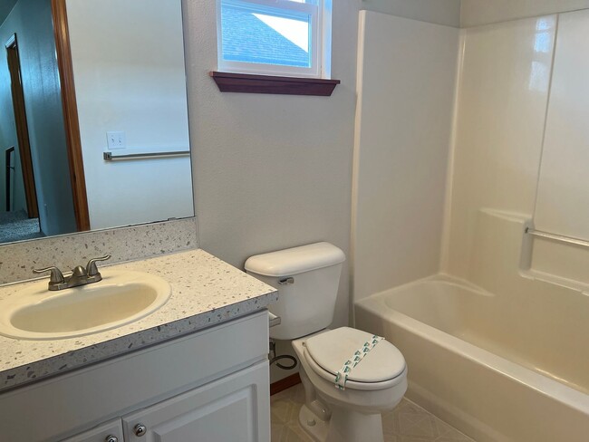 Building Photo - Excellent Location in Fishers Landing near...