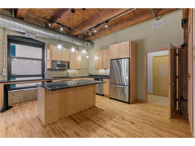 Building Photo - 607 Washington Ave S