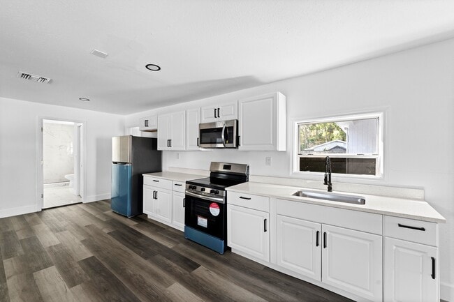 Building Photo - 10821 Cedar St