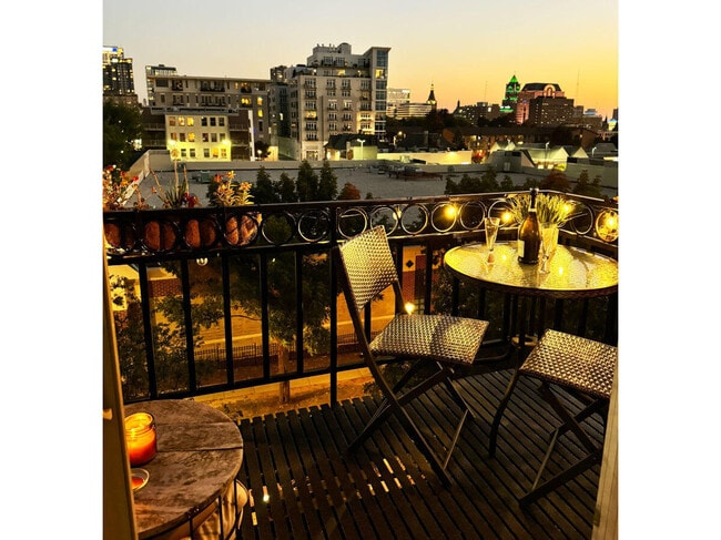 Building Photo - 1515 N Van Buren St