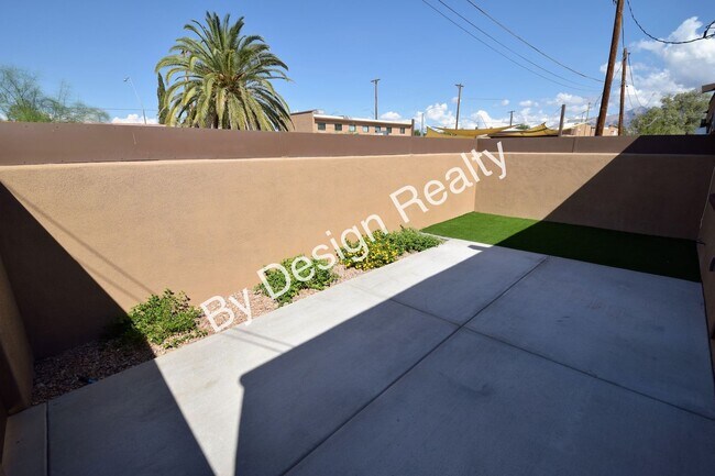 Building Photo - Contemporary 1 Bed 1 Bath with Beautiful Finishes, Private Yard & Off-Street Parking