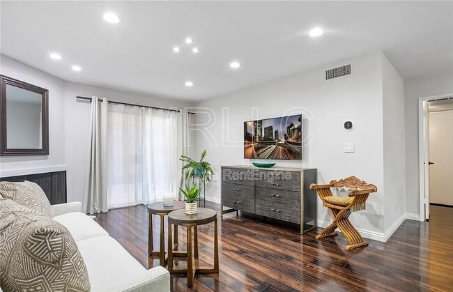 Building Photo - 355 S Madison Ave