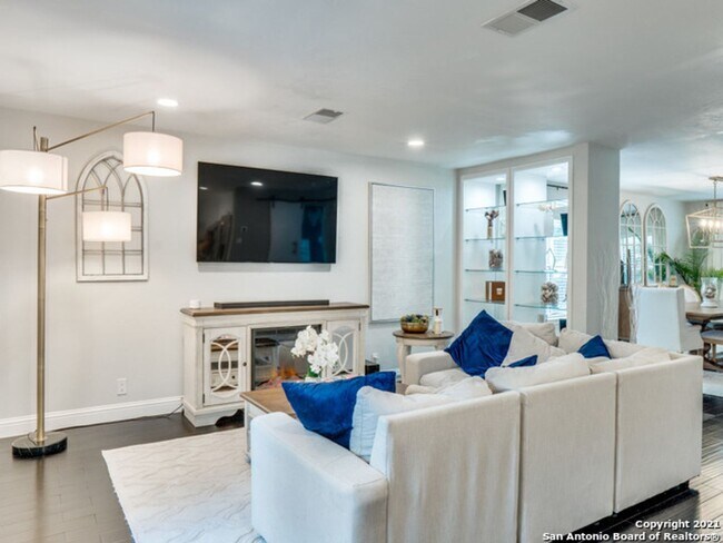 Building Photo - BEAUTIFULLY RENOVATED 4-BEDROOM HOME IN HUNTINGTON PLACE