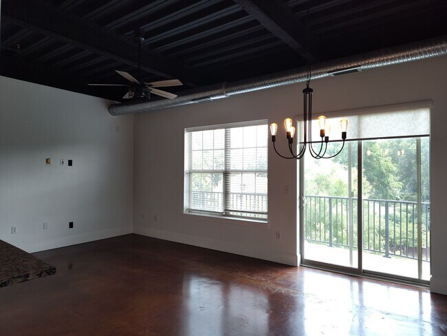 Building Photo - Move-in Ready Condo Located in The Art Dis...