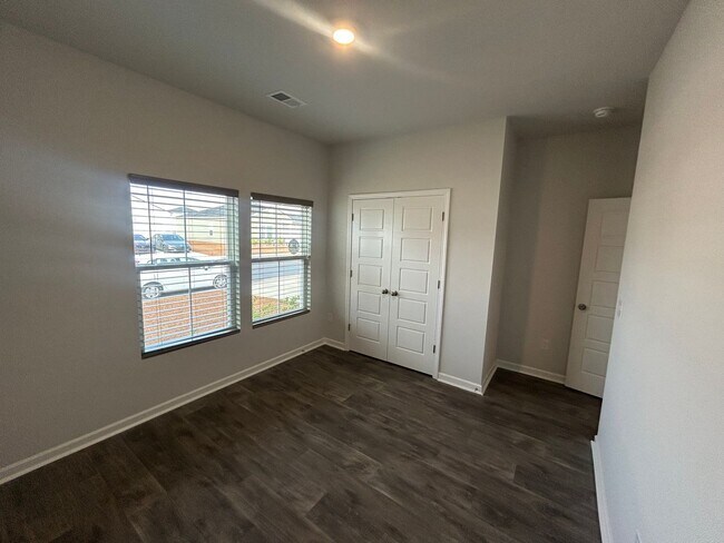 Building Photo - Field View 4BD/ 2BA