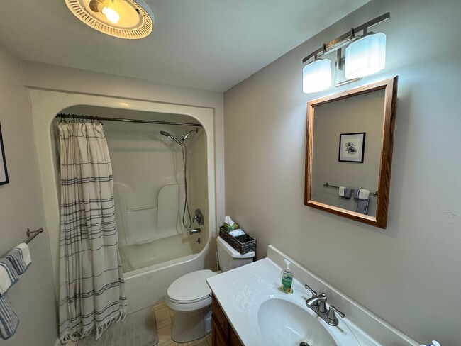 Building Photo - Spacious 3 bedroom 2.5 bathroom Duplex