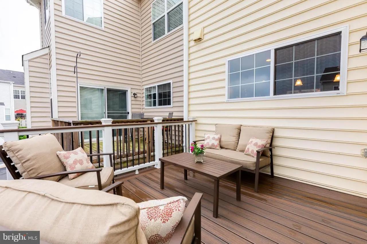 Deck - 1717 Taymount Ter NE