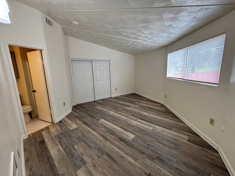 Building Photo - 4010 Pepper Dr