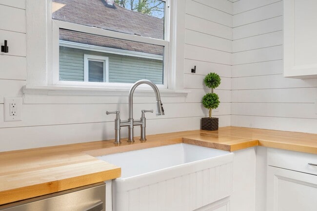 Building Photo - Modern 2 Bed | 1 Bath Home