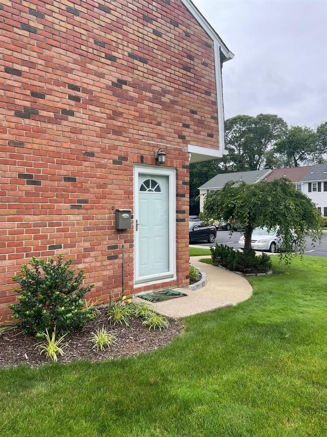Building Photo - 451 Village Dr
