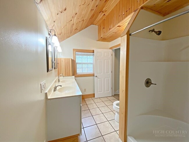 Building Photo - 807 Mt Jefferson Rd