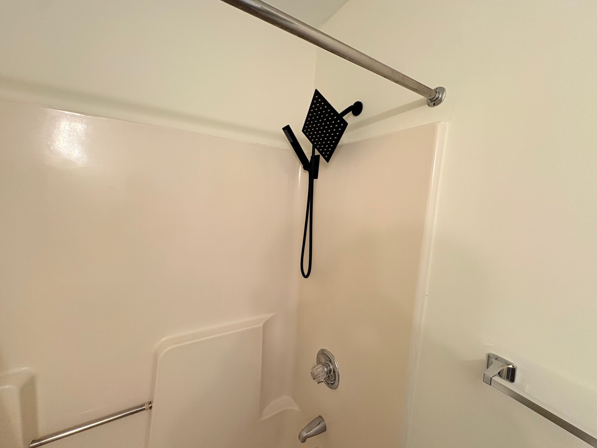 Upstairs Main Shower - 109 Chaucer Ct