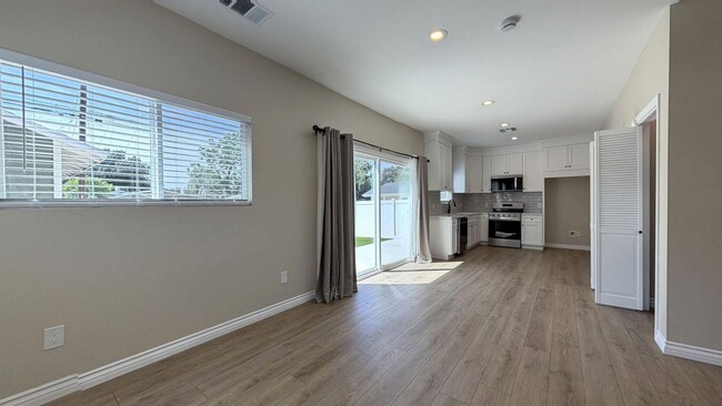 Building Photo - 1018 College Ave