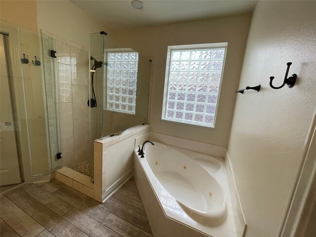 Building Photo - 1759 Lakeside Enclave Dr