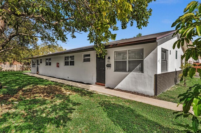 Building Photo - 329 SW 1st Ct