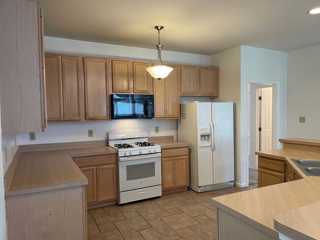 Building Photo - Beautiful 4-Bedroom Ranch in Courthouse Es...