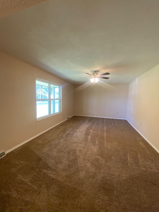 Building Photo - 1002 Glenn Dr