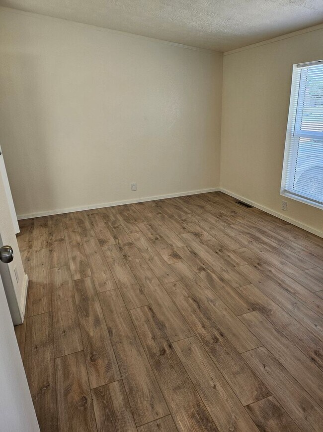 Building Photo - ALL PROSPECTIVE TENANTS MUST SUBMIT A $58 ...
