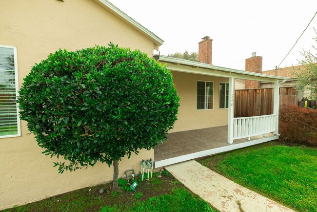 Building Photo - 240 E Hedding St