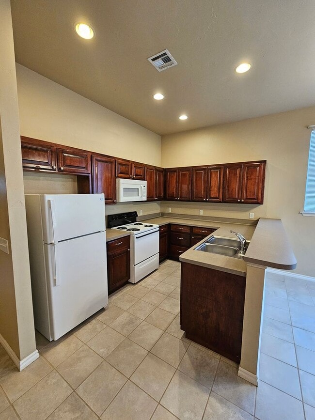 Building Photo - (3) Bed/(2.5) Bath Townhouse in Core Norman! Avail NOW!