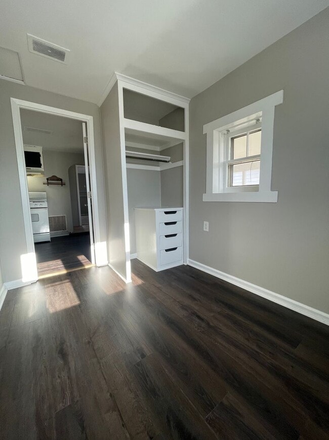 Building Photo - 2 bed, 1 bath home for rent in Waterloo