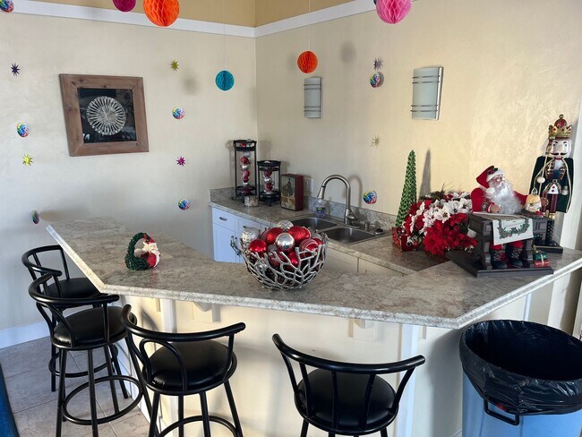 Building Photo - Vacation Rental - 30 Day min across From D...