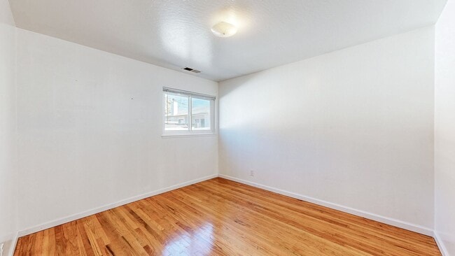 Building Photo - Delightful 2 Bedroom 1 Bath Unit with 1 Car Garage