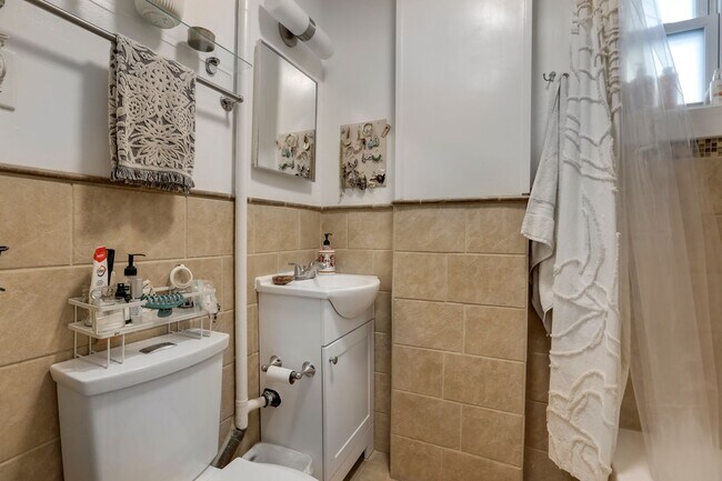 Building Photo - 1136 N Washington St