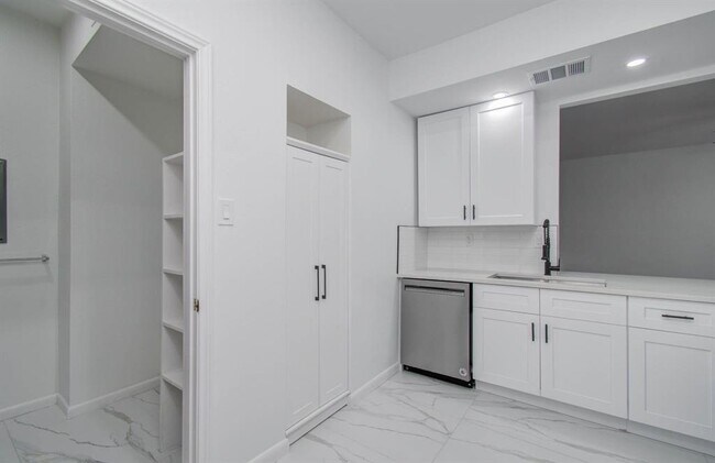 Building Photo - 5867 Sugar Hill Dr