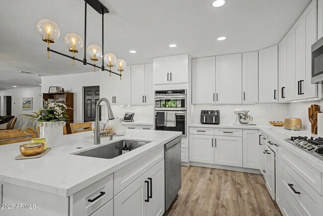 Building Photo - 5140 E Poinsettia Dr