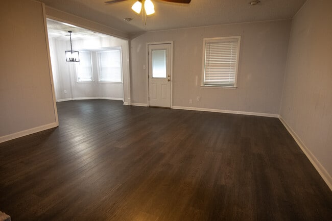 Building Photo - 5108 Twin Oaks St