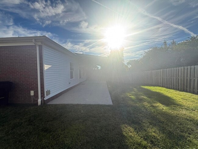 Building Photo - 858 Melanie Ln