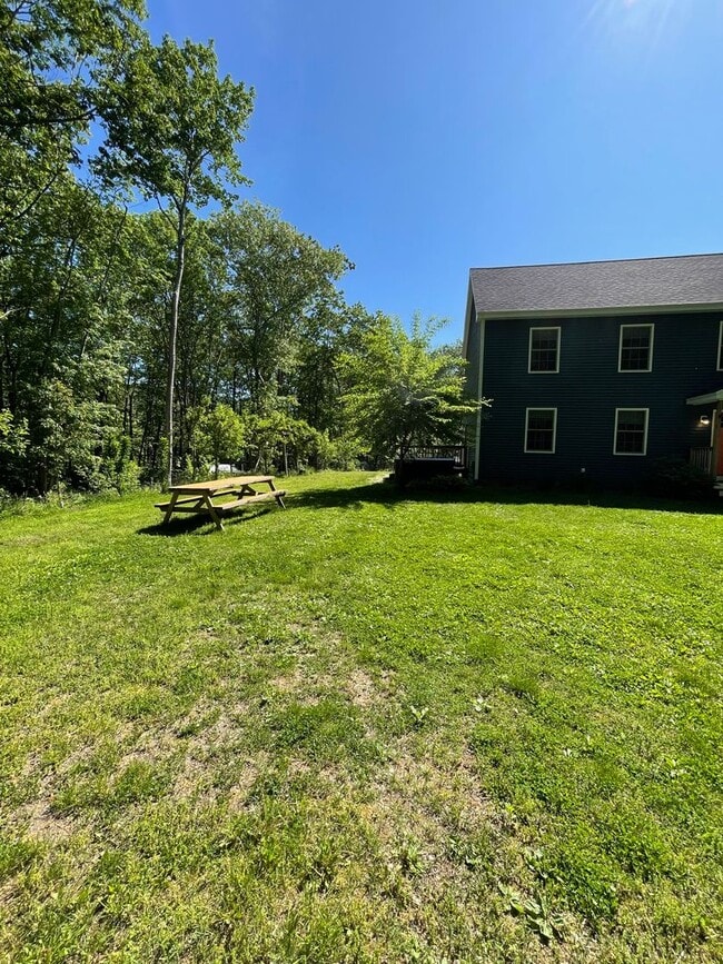 Building Photo - Huge House tucked in a great part of the York, Maine, close to the tolls for easy access!