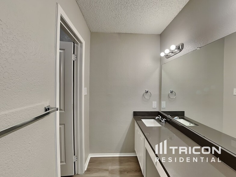 Building Photo - 1040 Twin Falls Dr