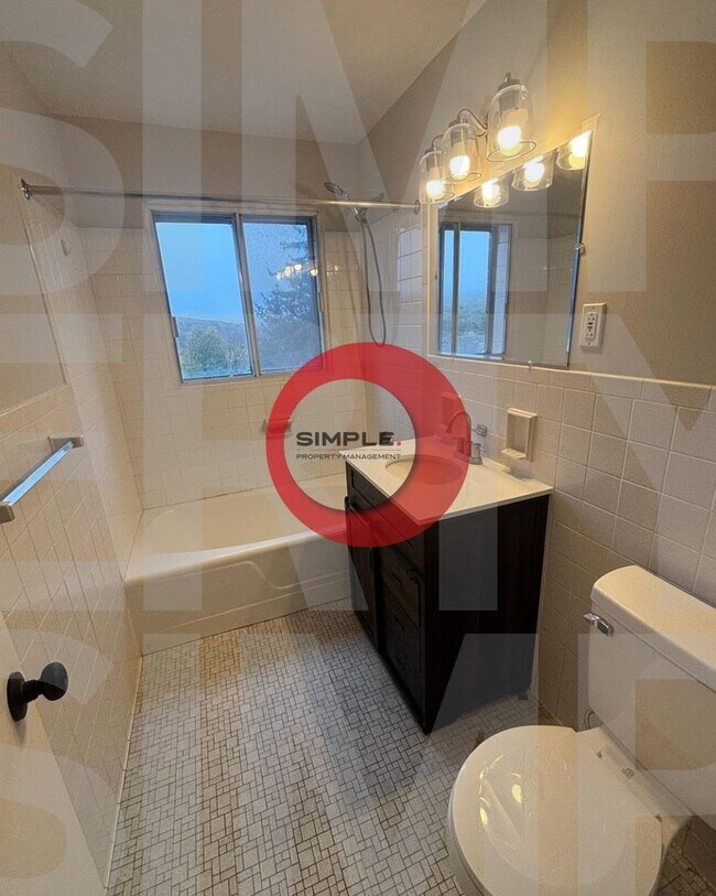 Building Photo - Great Location