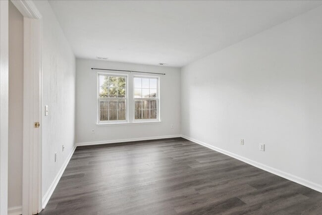 Building Photo - 3BR Townhouse | Main-Level Primary Suite | Gables at York County | Near Langley AFB & NASA