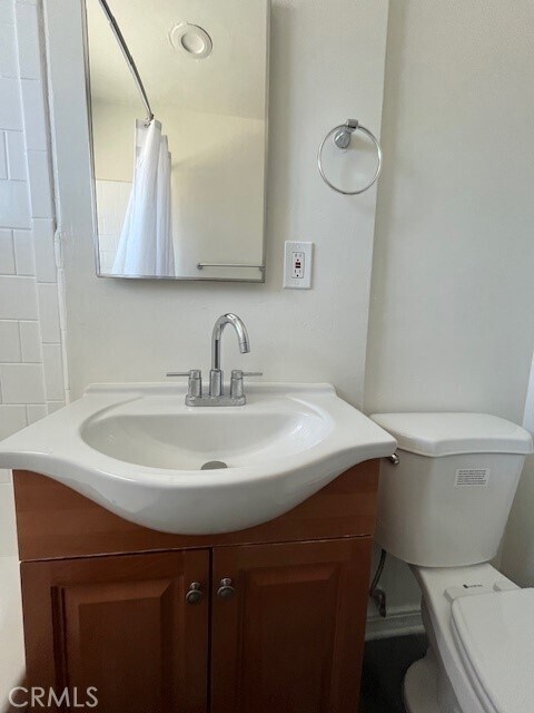 Building Photo - 685 E Vista Chino