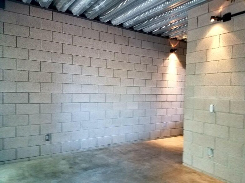 Building Photo - 525 E Willetta St