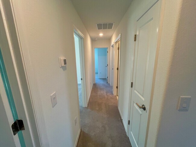 Building Photo - Sapcious 5-Bedroom Home In Quiet Lakeland ...
