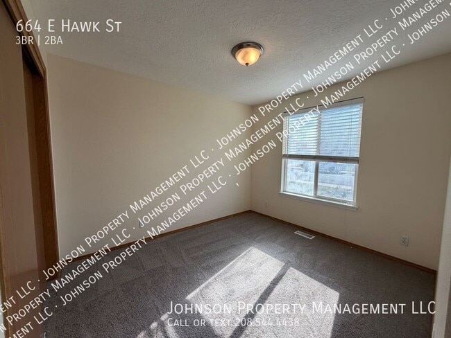 Building Photo - 664 E Hawk St