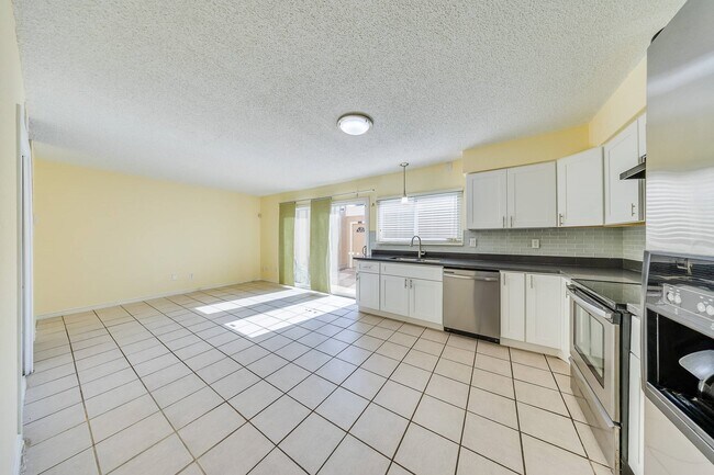 Building Photo - 2391 Crescent Park Dr